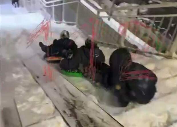 В Подмосковье дети устроили катание на ватрушках с лестницы на ж/д станции