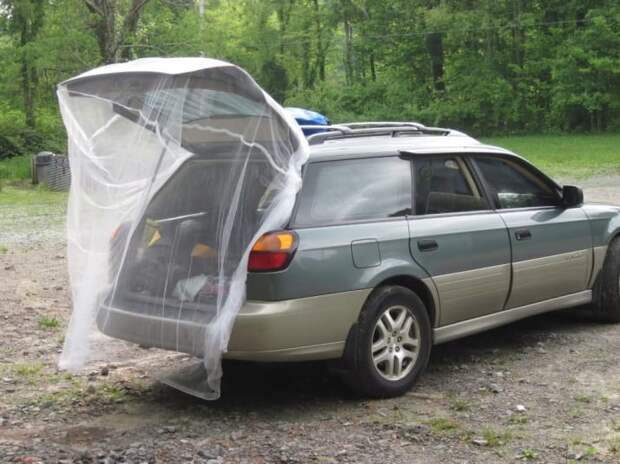 Москитная сетка на открытом багажнике, чтобы не запустить тучу комаров в салон автомобиля автопутешественник, автопутешествие, кемпинг, полезные советы, туристы