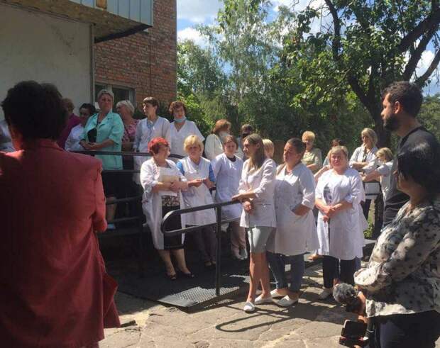 Зарабатывают меньше, чем получают: в НСЗУ объяснили, почему голодают медики