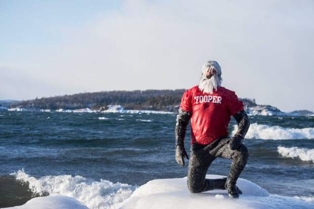 Американский серфер прославился заплывами в мороз: фото о том, почему над ним смеется весь штат