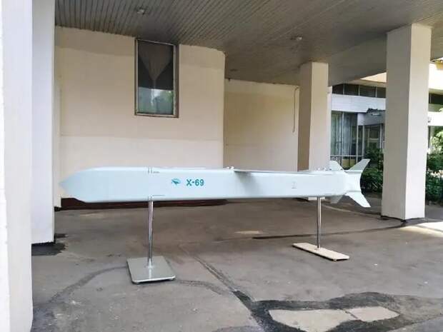 У России есть множество отличных ракет «воздух-земля». Например, Х-101. Однако ракеты Х-101 — это дорогая стратегическая ракета, предназначенная для поражения важных объектов условного противника.-3