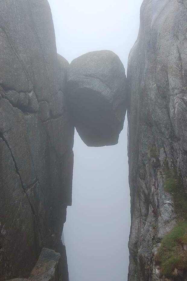 Камень, застрявший между скал
