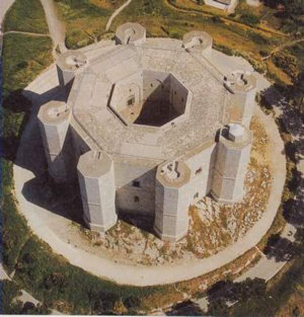 Кастель-дель-Монте — это или грандиозная астрономическая обсерватория средневековья или же место для занятий алхимией и оккультными науками