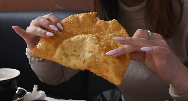 Чебуреки на кефире: золотистые, в пузырьках и с сочной начинкой