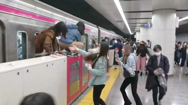 В метро Токио мужчина напал на людей с ножом и устроил поджог (видео)