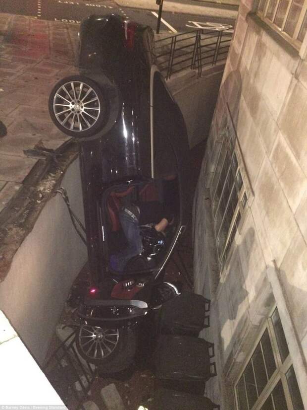 В Лондоне пьяный водитель на Мерседесе упал в подвальное помещение mercedes, авария, авто, видео, дтп, курьез, прикол, юмор
