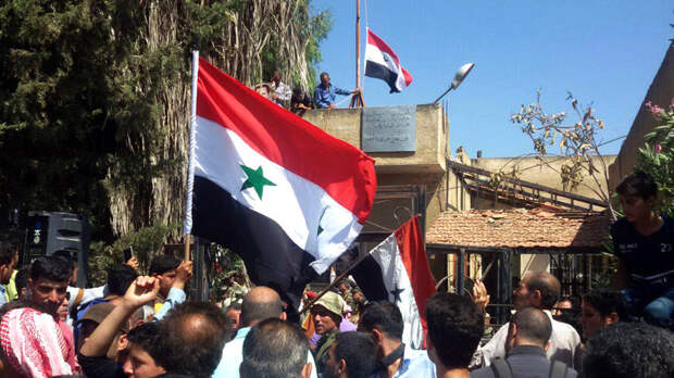 Армия подняла флаг Сирии на площади, с которой начались протесты в 2011 году