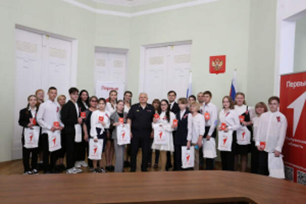 В Калужской области сотрудники УМВД России приняли участие в торжественном вручении паспортов активистам «Движения первых»