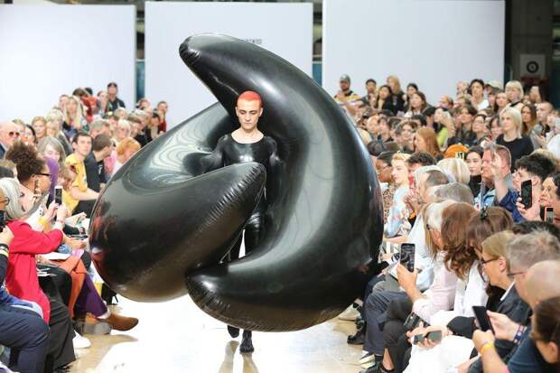 Скандинавский дизайнер показал свой взгляд на современный мир моды и создал оригинальную коллекцию, одев моделей в воздушные шары