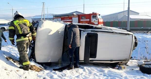 Авария дня. В Южно-Сахалинске водитель внедорожника сбил человека, уходя от столкновения с другим авто