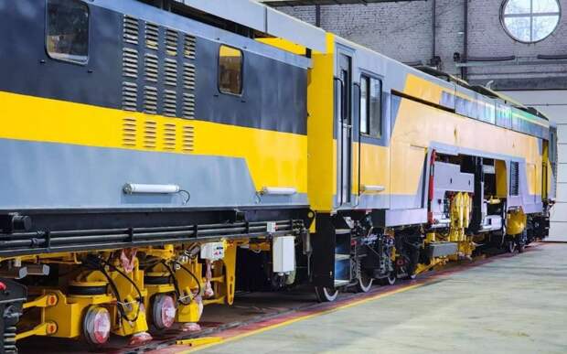 В России создали первую отечественную супермашину для ремонта железных дорог