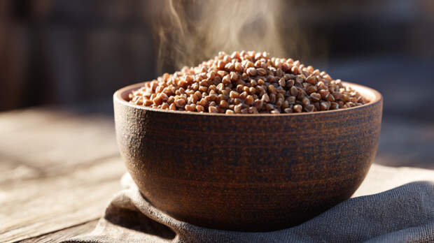 Бродит и гниет: с каким продуктом гречка опасна для человека