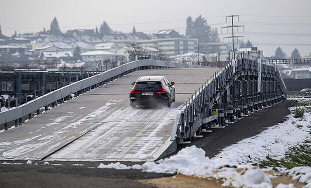 Дороги в Швейцарии ремонтируют без перекрытия движения: автомобили едут поверх ремонта. Видео