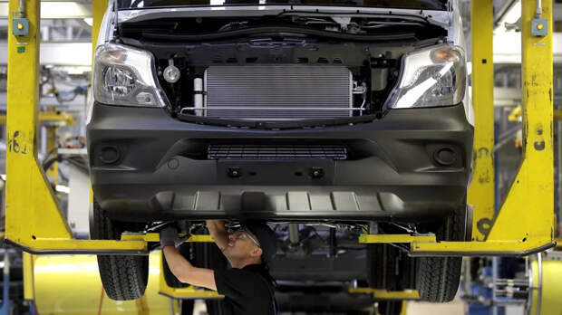 Экс-генсек НАТО: автозаводы Европы должны производить оружие, а не машины