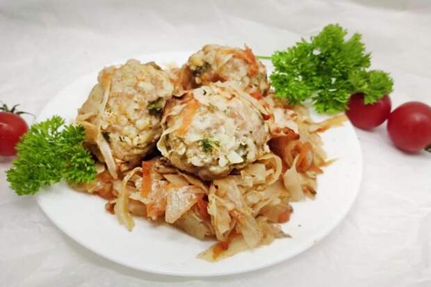 Готовлю вкуснейшую тушеную капусту в рукаве с мясными тефтелями: нравится всей семье