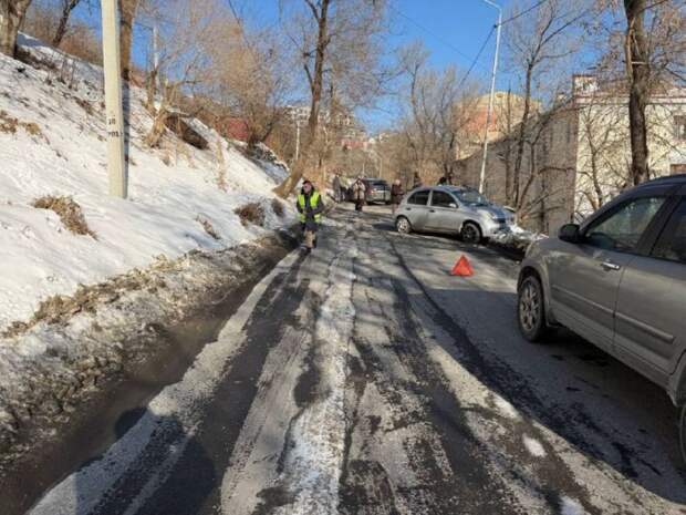 Столкновение двух авто на Тунгусской: женщину госпитализировали с переломом во Владивостоке