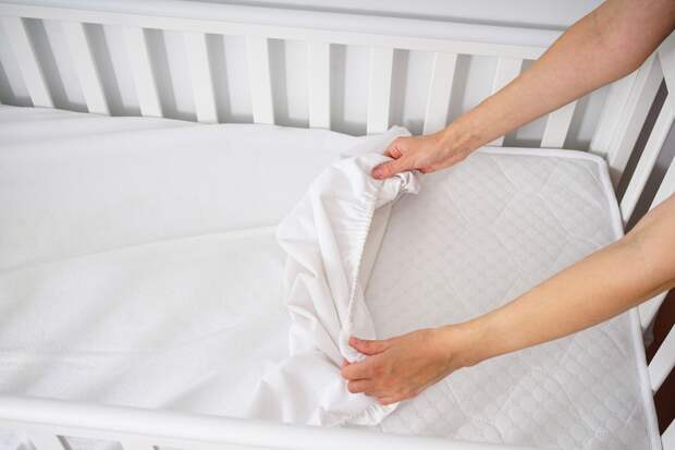 В российском городе кусок потолка едва не рухнул в кровать к ребенку