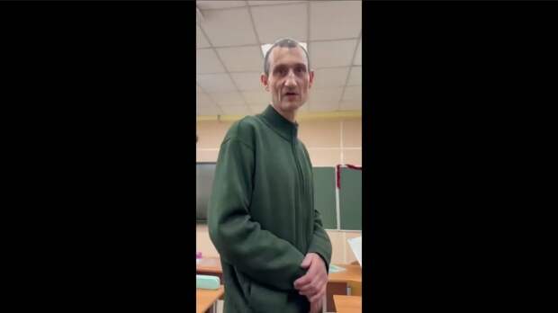 "Ты о… мой телефон трогать? Я тебя уволю". Учитель молча стоял и терпел унижения
