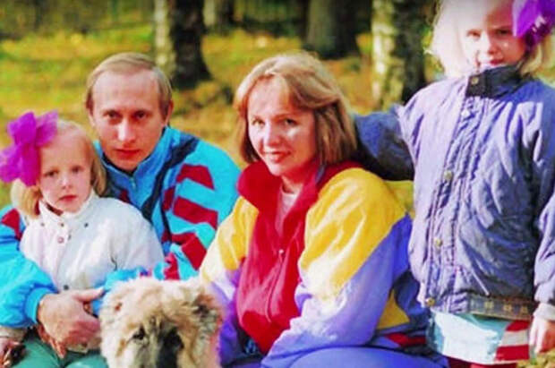 Владимир и Людмила Путина с дочерьми Катериной и Марией