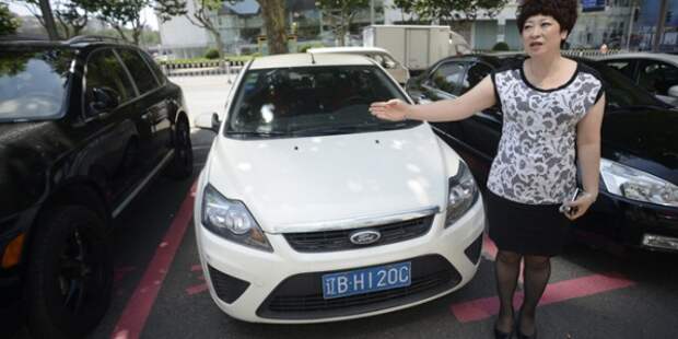 Для китайских женщин придумали розовую парковку