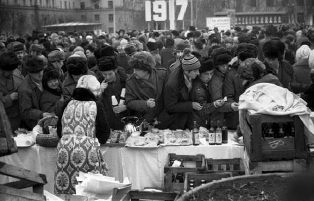 Уникальные фотографии о жизни советских людей, сделанные известным фотографом Владимиром Соколаевым в 1980-х годах .