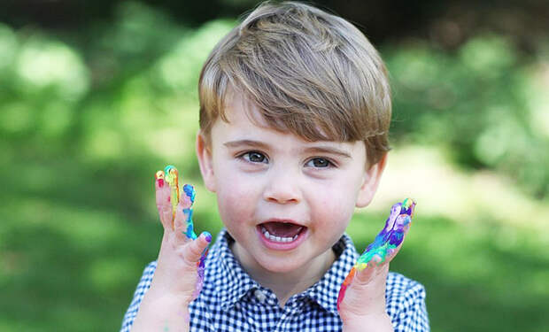 С днем рождения, принц Луи: Кейт Миддлтон поделилась новыми портретами сына