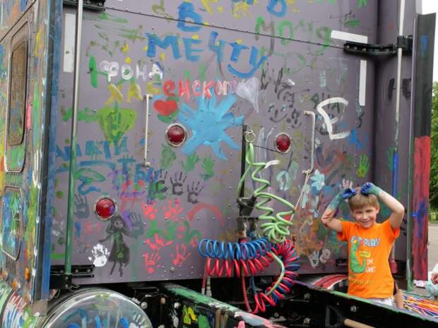 Картинки по запросу Дальнобойщик разрешил онкобольным детям раскрасить свой грузовик