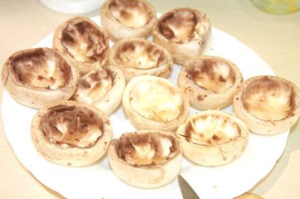 Запеченные грибы, фаршированные сыром, луком и зеленью. Этап: 3