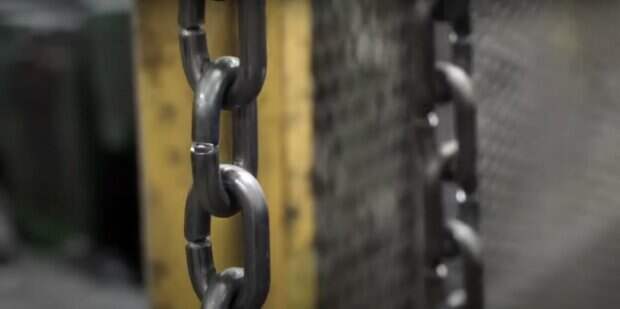 Его бы так: отец посадил на цепь 10-летнего сына, решив так воспитать