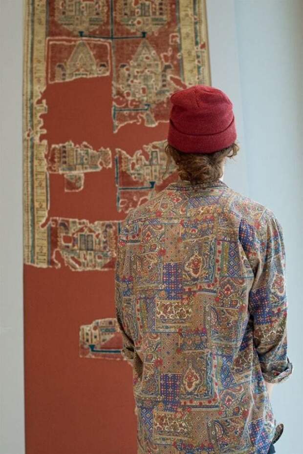 https://i0.wp.com/antipriunil.ru/wp-content/uploads/2017/10/Photographer-goes-through-the-museums-to-capture-the-similarities-between-the-paintings-and-the-visitors-and-the-result-will-impress-you-59e6fab339b16__700.jpg?resize=680%2C1020&ssl=1