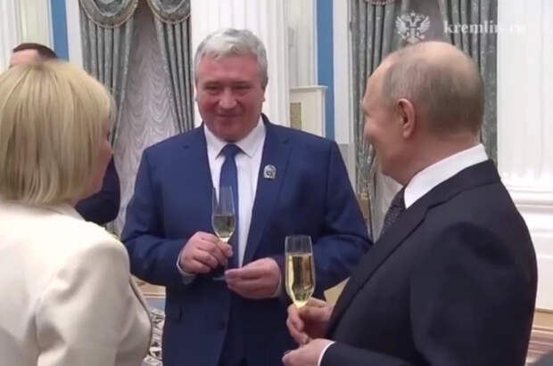 Появились кадры неформальной беседы Путина с лауреатами культурных премий