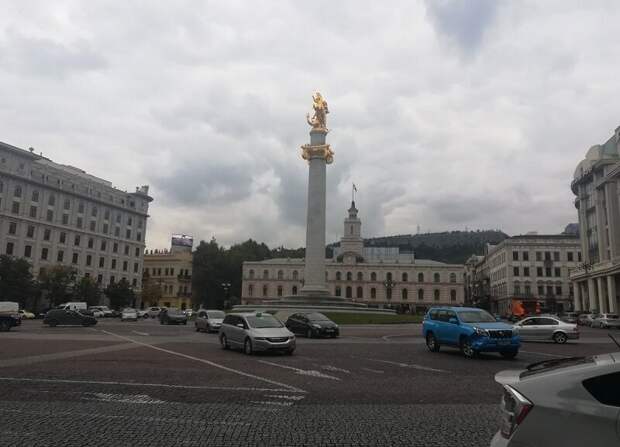 Площадь Независимости в Тбилиси. Колонну венчает золотая фигура Георгия Победоносца 