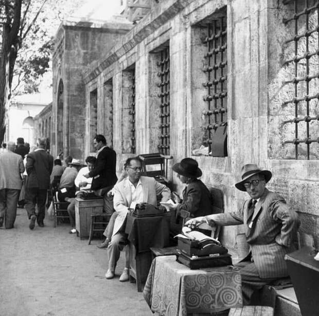 Уличные операторы печатных машинок. Стамбул, 1959 год