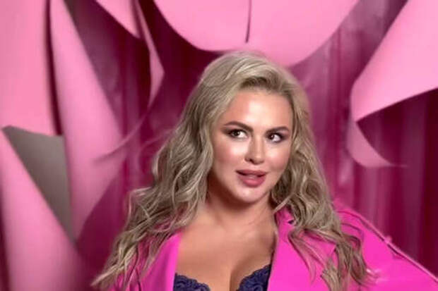 Певица Анна Семенович призналась, что ее грудь весит 10 кг