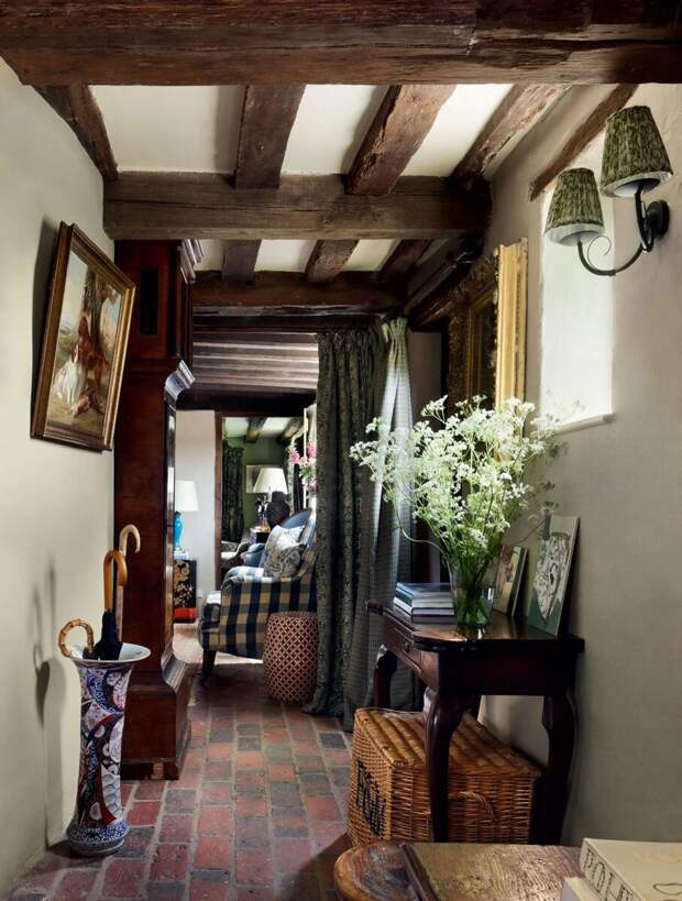 Низкие потолки и деревянные балки — неизменные атрибуты любого старого дома в сельской Англии