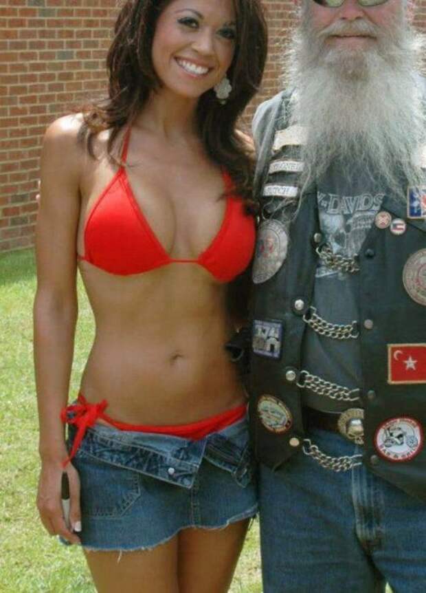 Симпатичные девушки из ресторана HOOTERS (46 фото)