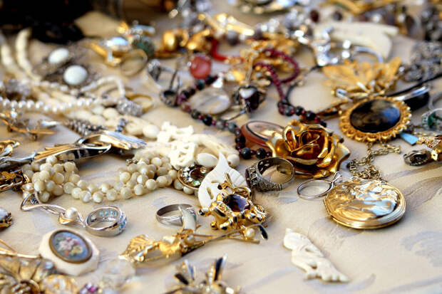 В Москве мошенники вынудили подростка отдать украшения на 2 млн рублей