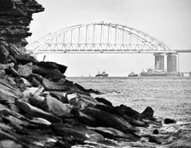 Киев грозится опять прогнать свои боевые корабли под сводами Крымского моста