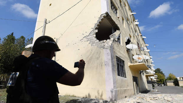 Жилые дома попадают под ракетные удары как в Азербайджане (на фото), так и в непризнанной Нагорно-Карабахской Республике 