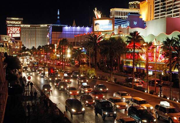 ss-090408-las-vegas-15ss_full 14) Лас-Вегас Стрип, или просто Стрип, - самая оживленная часть Лас-Вегаса, где расположены самые шикарные казино, отели и развлекательные центры. (Ethan Miller/Getty Images)