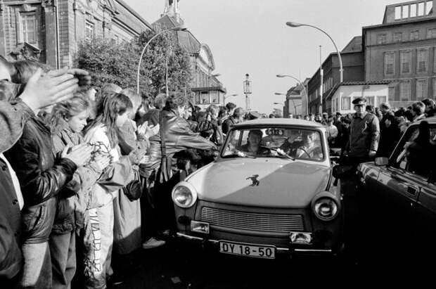 Жители Западного Берлина приветствуют автомобиль «Трабант» после открытия границы.
