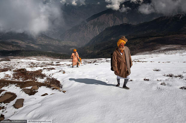 Двое садху в Гималаях