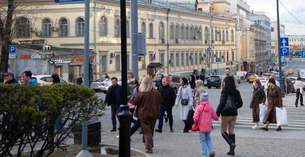 В центре Москвы мужчина пытался прокатиться верхом на роботе-курьере