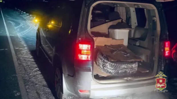 В Хакасии инспекторы ДПС оказали помощь пожилой семейной паре, поменяв пробитое колесо на их машине