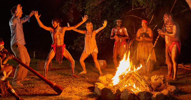 Аборигены деревни Тьяпукай учат туристов своим обрядам. /Фото:getyourguide.com 