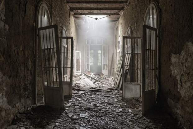 Фотограф показал темную атмосферу заброшенных сумасшедших домов в Италии