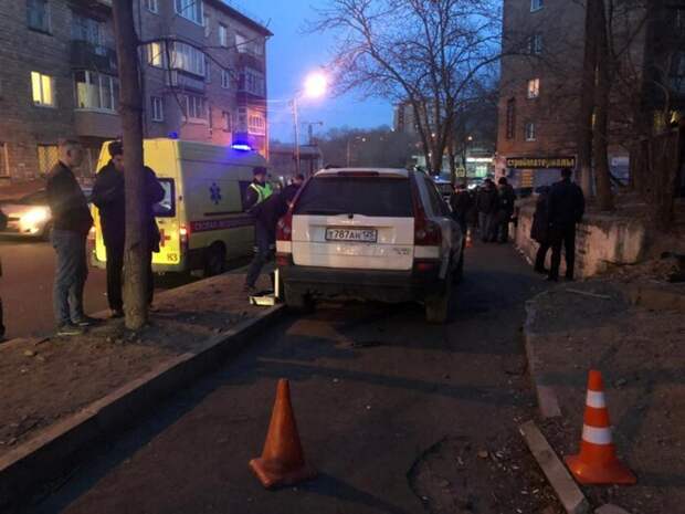 Мразь: во Владивостоке водитель сбил на тротуаре семью с ребенком и скрылся авария, авто, авто авария, видео, дтп, смертельное дтп