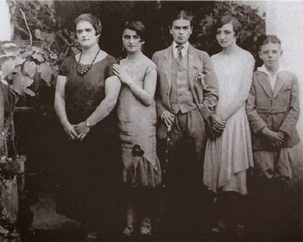 Фрида в мужском костюме с сестрами, а также кузенами, 1926 год.