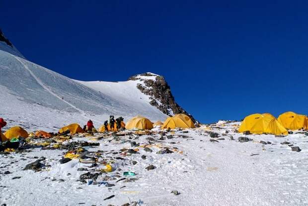 Десятилетия коммерческого альпинизма оставили после себя грязный след на Эвересте альпинист, вершина, гималаи, загрязнение, мир, мусор, свалка, эверест