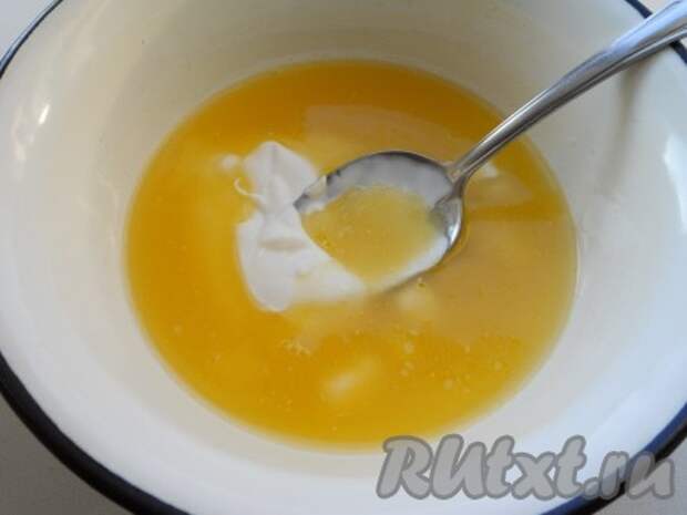 Размягченное масло (можно растопить и остудить) смешать со сметаной.
